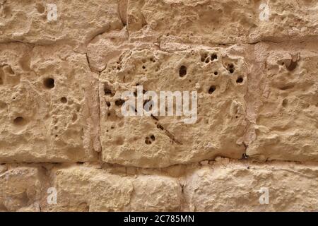 Attard. Malta. Eine Kalksteinwand. Struktur der Steine. Stockfoto