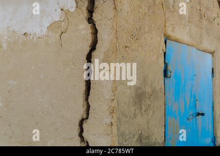 Ein großer gefährlicher Riss in der Wand des Hauses. Das Haus zerstören, den Alarmzustand. Nahaufnahme, Risse Stockfoto