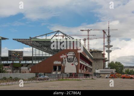 Das Millerntor Stadion und der Feldstraßenbunker, St. Pauli, Hamburg, Deutschland Stockfoto