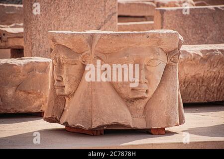 Der Kopf der Göttin Hathor. Ägypten, Dendera, der alte ägyptische Tempel von Dendera oder Hathor Tempel. Stockfoto