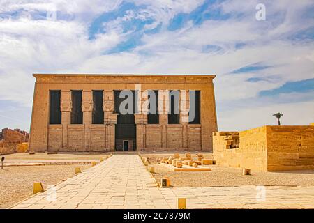 Die Ruinen des schönen alten Tempels von Dendera oder Hathor Tempel. Ägypten, Dendera, ein alter ägyptischer Tempel in der Nähe der Stadt Ken. Stockfoto