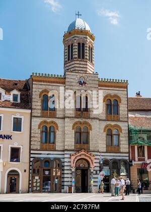 Brasov/Rumänien - 06.28.2020: Orthodoxe Kirche der Himmelfahrt (Sfânta Adormire a Maicii Domnului) auf dem Ratsplatz (Piata Sfatului), Brasov. Stockfoto