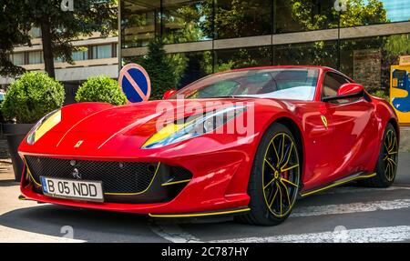 Brasov/Rumänien - 06.28.2020: Ein roter Ferrari 812 Superfast parkte vor dem Aro Palace Hotel. Stockfoto