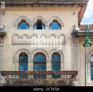 Nahaufnahme Detail mit einem abgenutzten alten mittelalterlichen Gebäude im Zentrum von Brasov, Rumänien. Stockfoto