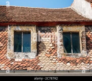 Nahaufnahme Detail mit einem abgenutzten alten mittelalterlichen Gebäude im Zentrum von Brasov, Rumänien. Stockfoto