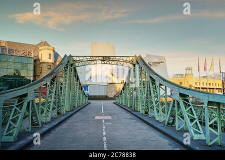 Kölner Drehbrücke, historische Brücke zum Schokoladenmuseum Köln, dem Schokoladenmuseum auf der Rheinauhafen Halbinsel, Köln, Deutschland. Stockfoto