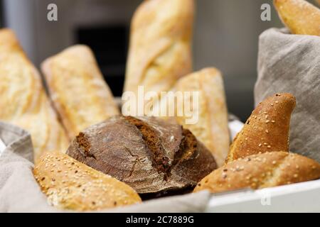 Brotlaibe in einer Bäckerei. Selektiver Fokus. Stockfoto