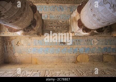 Schöne Innenansicht des Tempels von Dendera oder des Tempels von Hathor. Ägypten, Dendera, altägyptischer Tempel in der Nähe der Stadt Ken Stockfoto