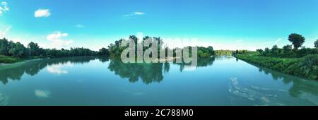 Piave Fluss und blu Himmel in einer natürlichen Panoramalandschaft Stockfoto