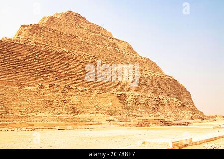 Die Djoser Pyramide, die erste Pyramide, die in der Sahara-Wüste in Ägypten errichtet wurde. Schritt Pyramide in Saqqara. Stockfoto