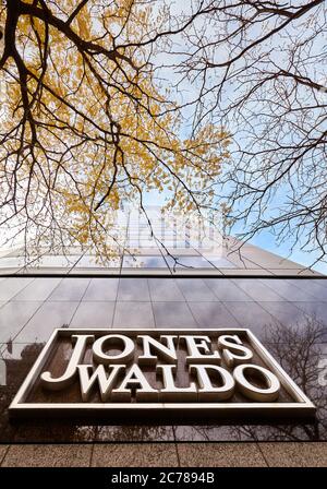 Salt Lake City, USA - 23. Oktober 2016: Jones Waldo unterzeichnet ein Bürogebäude in der Innenstadt von Salt Lake City. Stockfoto