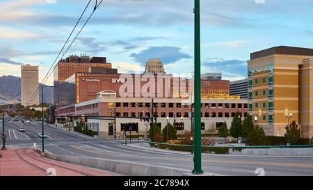 Salt Lake City, USA - 23. Oktober 2016: Panoramablick auf die Innenstadt mit BYU Salt Lake Center bei Sonnenuntergang. Stockfoto