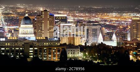 Panoramablick auf Salt Lake City bei Nacht, Utah, USA. Stockfoto