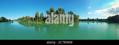 Piave Fluss und blu Himmel in einer natürlichen Panoramalandschaft Stockfoto