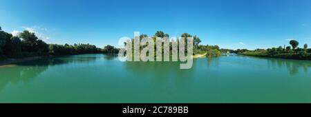 Piave Fluss und blu Himmel in einer natürlichen Panoramalandschaft Stockfoto