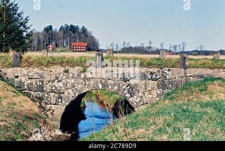 alten Stonebridge über das kalte Wasser eines sonnigen Tages im zeitigen Frühjahr Stockfoto