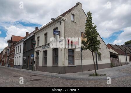 Tielrode, Belgien, 21. Juni 2020, typisches lokales altes Volkscafé in einem flämischen Dorf Stockfoto