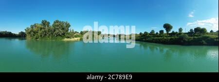 Piave Fluss und blu Himmel in einer natürlichen Panoramalandschaft Stockfoto