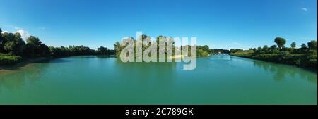 Piave Fluss und blu Himmel in einer natürlichen Panoramalandschaft Stockfoto