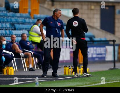 LONDON, Großbritannien, JULI 14: Blackburn Rovers Manager Tony Mowbray mit Worten mit Vierter Offizieller Craig Hicks während EFL Sky Bet Championship Stockfoto