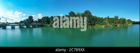 Piave Fluss und blu Himmel in einer natürlichen Panoramalandschaft Stockfoto