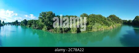 Piave Fluss und blu Himmel in einer natürlichen Panoramalandschaft Stockfoto