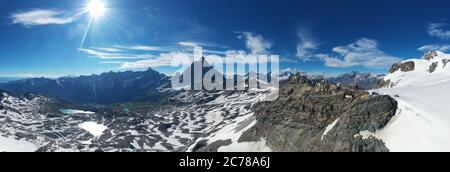 Matterhorn: Tolle Panorama-Horizontalansicht von oben mit klarem blauen Himmel, im Sommer sonniger Tag - Reise und Landschaft auf Cervino. Stockfoto