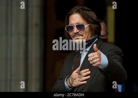 London, Großbritannien. 15. Juli 2020. Johnny Depp, Hollywood-Schauspieler, kommt am 7. Tag seines Verleumdungsfalls am High Court an. Depp verklagt den Zeitungsverleger der Zeitung Sun News Group Newspaper sowie den Chefredakteur Dan Wootton, weil er ihn ‘als „Frau-Schläger“ 2018 bezeichnete. Herr Depp auch, dass Behauptungen über Gewalt gegen Heard unwahr sind. Der Fall geht weiter. Kredit: Stephen Chung / Alamy Live Nachrichten Stockfoto