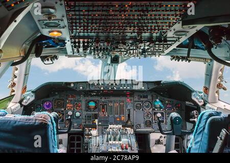 Altes Cockpit eines Passagierflugzeugs mit wolkenblauem Himmel Stockfoto