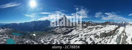 Matterhorn: Tolle Panorama-Horizontalansicht von oben mit klarem blauen Himmel, im Sommer sonniger Tag - Reise und Landschaft auf Cervino. Stockfoto