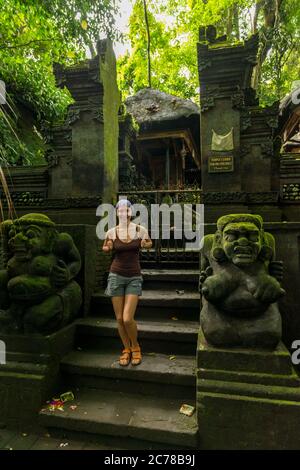 Blick auf einen Touristen im heiligen Affenwald in Ubud Stockfoto