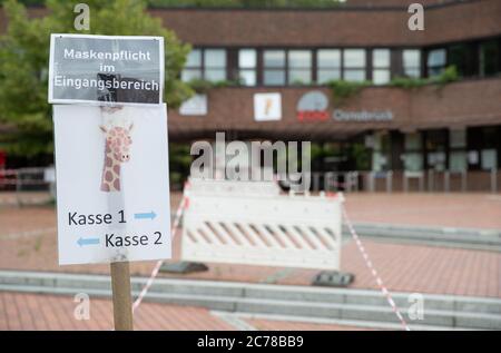 07. Juli 2020, Niedersachsen, Osnabrück: Zum Schutz vor Corona wurde vor der Kasse ein Schild mit Hygienemaßnahmen im Zoo Osnabrück aufgestellt. Foto: Friso Gentsch/dpa Stockfoto