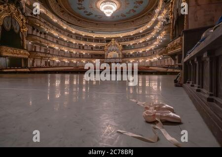 Blick von der Bühne im Auditorium des staatlichen akademischen Mariinsky-Theaters in Sankt Petersburg, Russland Stockfoto