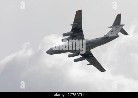 St. Petersburg, Russland - 15. Juli 2020: Militärflugzeug Il-78M im Himmel während der Generalprobe der Militärparade, die dem Tag der russischen Marine gewidmet ist. Die Parade ist das wichtigste Ereignis der Feier, die jährlich am letzten Sonntag im Juli stattfindet Stockfoto