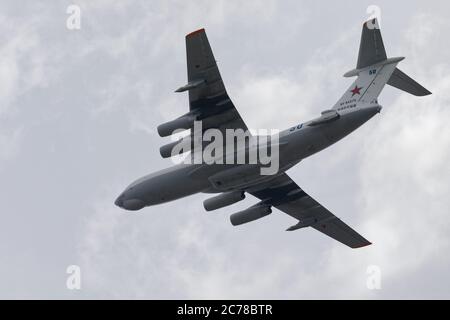 St. Petersburg, Russland - 15. Juli 2020: Militärflugzeug Il-78M im Himmel während der Generalprobe der Militärparade, die dem Tag der russischen Marine gewidmet ist. Die Parade ist das wichtigste Ereignis der Feier, die jährlich am letzten Sonntag im Juli stattfindet Stockfoto