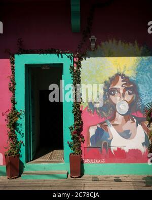 Fassade des farbenfrohen Gebäudes, Getsemani Barrio, Cartagena, Bolívar Department, Kolumbien, Südamerika Stockfoto