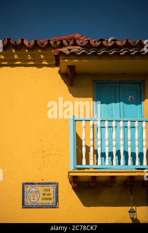 Fassade des farbenfrohen Gebäudes, Getsemani Barrio, Cartagena, Bolívar Department, Kolumbien, Südamerika Stockfoto