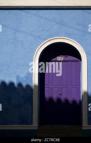 Fassade des farbenfrohen Gebäudes, Getsemani Barrio, Cartagena, Bolívar Department, Kolumbien, Südamerika Stockfoto