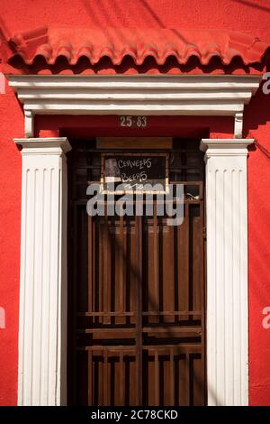 Fassade des farbenfrohen Gebäudes, Getsemani Barrio, Cartagena, Bolívar Department, Kolumbien, Südamerika Stockfoto