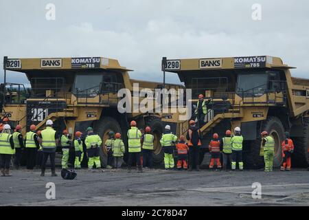 Gavin Styles, Managing Director von Banks Mining, steht auf den Stufen eines 100 Tonnen schweren Muldenkipper und hält ein Treffen mit Bergleuten in der Brenkley Lane Surface Mine, Newcastle, wo Arbeiter wegen Entlassung angekündigt wurden. Der Minenbesitzer Banks Mining sagt, dass die Entlassungen auf fehlende Regierungsentscheidungen über ein neues Bergbaugebiet in der Nähe von Druridge Bay in Northumberland zurückzuführen sind. Stockfoto