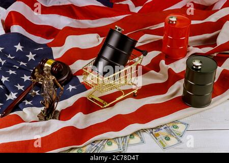 Öl des schwarzen Barrels Öl von hundert US-Dollar Scheine auf einer Flagge in den USA Gericht Showdowns hölzernen Richterhammer Stockfoto