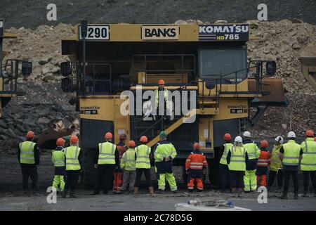 Gavin Styles, Managing Director von Banks Mining, steht auf den Stufen eines 100 Tonnen schweren Muldenkipper und hält ein Treffen mit Bergleuten in der Brenkley Lane Surface Mine, Newcastle, wo Arbeiter wegen Entlassung angekündigt wurden. Der Minenbesitzer Banks Mining sagt, dass die Entlassungen auf fehlende Regierungsentscheidungen über ein neues Bergbaugebiet in der Nähe von Druridge Bay in Northumberland zurückzuführen sind. Stockfoto