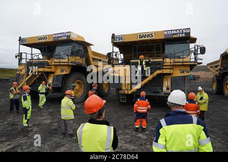 Gavin Styles, Managing Director von Banks Mining, steht auf den Stufen eines 100 Tonnen schweren Muldenkipper und hält ein Treffen mit Bergleuten in der Brenkley Lane Surface Mine, Newcastle, wo Arbeiter wegen Entlassung angekündigt wurden. Der Minenbesitzer Banks Mining sagt, dass die Entlassungen auf fehlende Regierungsentscheidungen über ein neues Bergbaugebiet in der Nähe von Druridge Bay in Northumberland zurückzuführen sind. Stockfoto