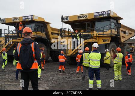 Gavin Styles, Managing Director von Banks Mining, steht auf den Stufen eines 100 Tonnen schweren Muldenkipper und hält ein Treffen mit Bergleuten in der Brenkley Lane Surface Mine, Newcastle, wo Arbeiter wegen Entlassung angekündigt wurden. Der Minenbesitzer Banks Mining sagt, dass die Entlassungen auf fehlende Regierungsentscheidungen über ein neues Bergbaugebiet in der Nähe von Druridge Bay in Northumberland zurückzuführen sind. Stockfoto