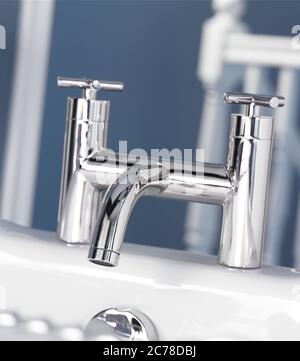 Schuss Chrom-Finish Wasserhahn in der Badewanne im modernen Badezimmer Stockfoto