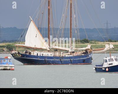 Queenborough, Kent, Großbritannien. Juli 2020. Umweltfreundliche holländische Schoner 'De Gallant' Ankunft in Queenborough. Das Schiff ist Teil eines 'Sail Cargo'-Projekts - eine umweltfreundliche und weitgehend CO2-neutrale Möglichkeit, ethisch / fair trade Fracht nach der traditionellen Methode eines Segelschiffs zu liefern. In Queenborough wurde ein Teil der Ladung auf die Thames-Segelbarge Dawn (Olivenöl, Kaffee, Schokolade, Wein, Meersalz und mehr) für den Transport nach Sittingbourne, Faversham und Whitstable übertragen. Quelle: James Bell/Alamy Live News Stockfoto