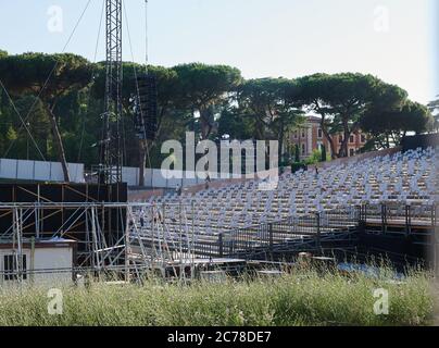 Rom, Italien. Juli 2020. In Rom auf dem Circus Maximus ist für eine Veranstaltung des Theaters 'Teatro Dell Opera Di Roma' gebaut. Die Sitze sind immer doppelt und abstandig. Die Reisebeschränkungen aufgrund der Corona-Pandemie werden wieder aufgehoben. Jetzt ist eine gute Zeit, um Rom zu entdecken. Ereignisse sind unter bestimmten Maßnahmen wieder erlaubt. Quelle: Annette Riedl/dpa-Zentralbild/ZB/dpa/Alamy Live News Stockfoto