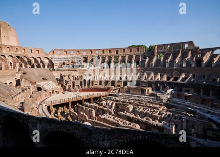 Rom, Italien. Juli 2020. Das Kolosseum in Rom ist eine der beliebtesten Sehenswürdigkeiten der Stadt. Die Reisebeschränkungen aufgrund der Corona-Pandemie wurden wieder aufgehoben. Jetzt ist eine gute Zeit, um Rom zu entdecken. Die Stadt scheint immer noch sehr ruhig. An allen Sehenswürdigkeiten gibt es keine Warteschlangen am Eingang wie üblich. Quelle: Annette Riedl/dpa-Zentralbild/ZB/dpa/Alamy Live News Stockfoto