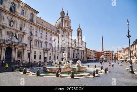 Rom, Italien. Juli 2020. Nur wenige Leute und Touristen laufen mittags über die Piazza Navona in Rom. Die Reisebeschränkungen aufgrund der Corona-Pandemie wurden wieder aufgehoben. Jetzt ist eine gute Zeit, um Rom zu entdecken. Die Stadt scheint immer noch sehr ruhig. Quelle: Annette Riedl/dpa-Zentralbild/ZB/dpa/Alamy Live News Stockfoto