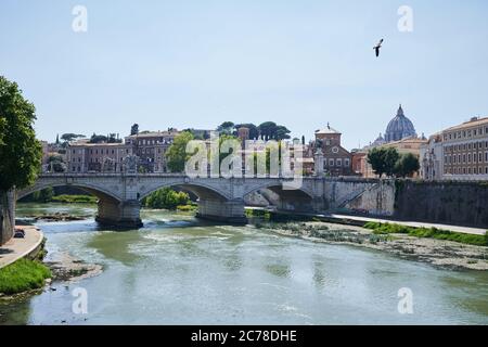 Rom, Italien. Juli 2020. Ein Vogel fliegt über den Tiber in Rom. Die Reisebeschränkungen aufgrund der Corona-Pandemie wurden aufgehoben. Jetzt ist eine gute Zeit, um Rom zu entdecken. Die Stadt scheint immer noch sehr ruhig. Quelle: Annette Riedl/dpa-Zentralbild/ZB/dpa/Alamy Live News Stockfoto